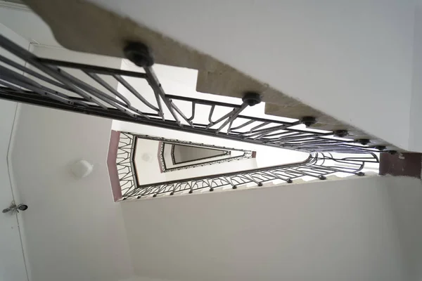 Крытая лестница в здании — стоковое фото