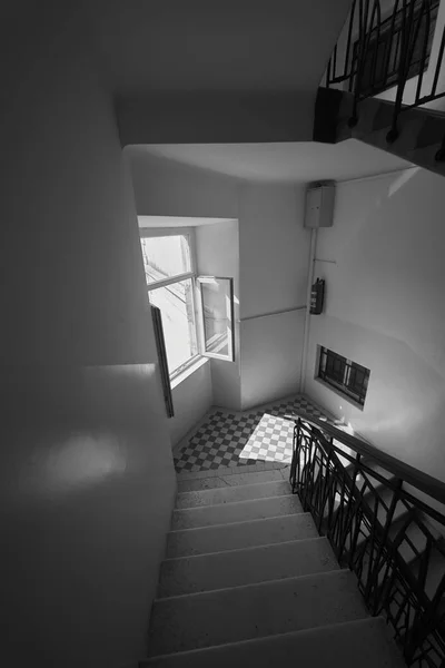 Εσωτερική σκάλα σε ένα κτήριο — Φωτογραφία Αρχείου