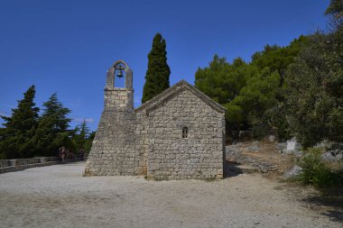 kilise, mimari, tarihi, katolik, kasaba, ağaçlar, şapel, yol, bitki, turizm, manzara, bölünmüş hırvatistan, yeşil, tepe, uçurum, haç, din, marjan, hırvatistan, gökyüzü, avrupa, split, deniz, orman, park