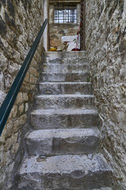 Ortaçağ şehrinde taş merdiven