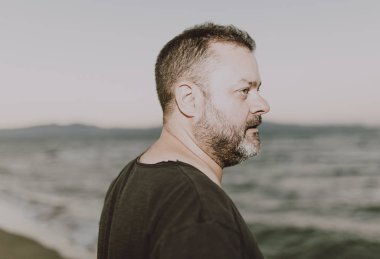 Sahildeki adam. Rahatlatıcı zaman