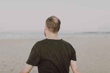 Sahildeki adam. Rahatlatıcı zaman