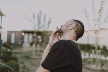 Sahildeki adam. Rahatlatıcı zaman