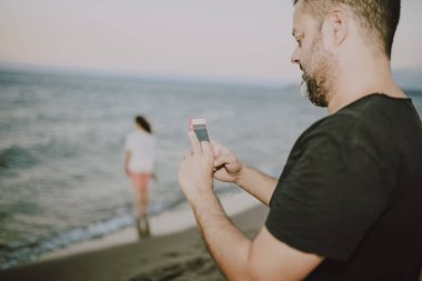 Sahilde bir adam bir arama yapıyor