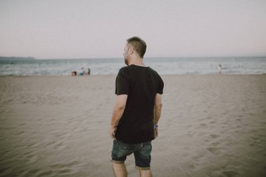 Sahildeki adam. Rahatlatıcı zaman