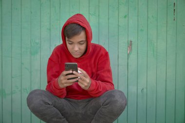 Kırmızı sweatshirt sörf zekâ ile Boy