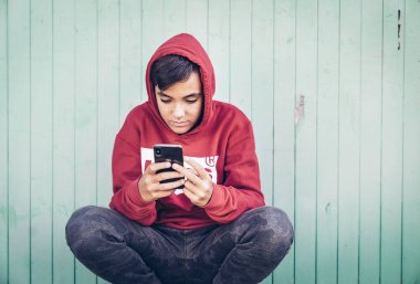 Kırmızı sweatshirt sörf zekâ ile Boy