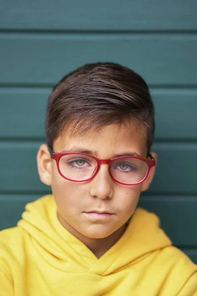 Зелені очі малюк з червоними окулярами портрет — стокове фото