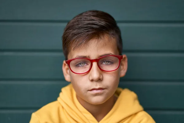 Criança olhos verdes com óculos vermelhos retrato — Fotografia de Stock