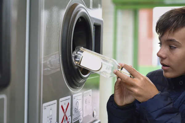 Bir makinede çocuk geri dönüşüm plastik şişeler
