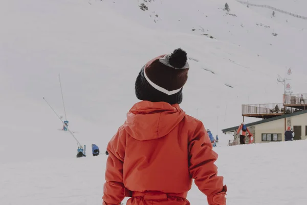 Niño jugando con la nieve en invierno — Foto de Stock