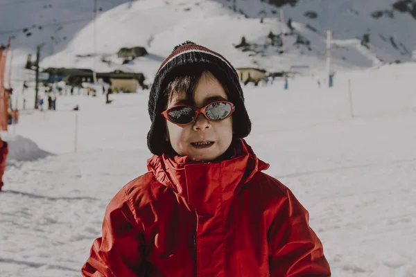 Niño jugando con la nieve en invierno — Foto de Stock