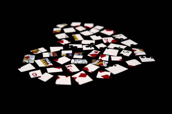 Серце з шматків ігрових карток — стокове фото