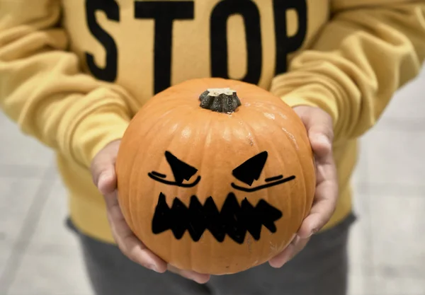 Ragazzo con la zucca in mano — Foto Stock