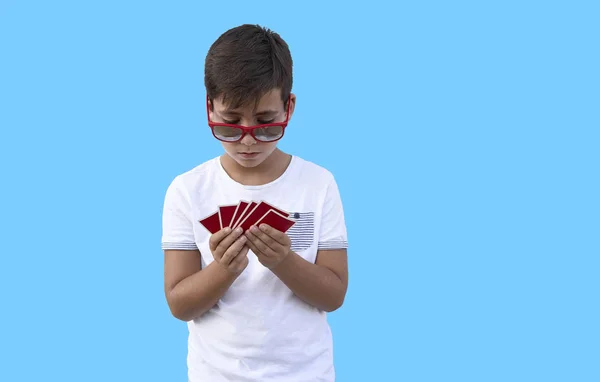Хлопчик з червоними сонцезахисними окулярами грає в покер — стокове фото