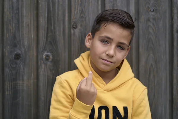 Niño haciendo gesto con su mano — Foto de Stock