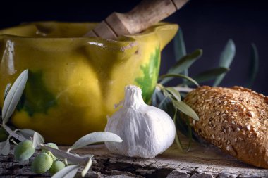 Sarı harç allioli denilen bir sos yapmak için, Katalonya tipik. İspanya.