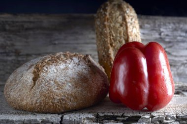 Ahşap bir masada kırmızı tatlı biber. Sağlıklı yemek.