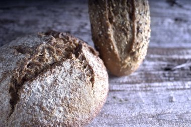 Ev yapımı, ahşap masada tam buğday ekmeği yoğurmak yok. Üst görünüm