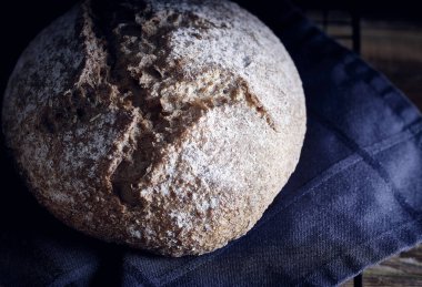 Ev yapımı, ahşap masada tam buğday ekmeği yoğurmak yok. Üst görünüm