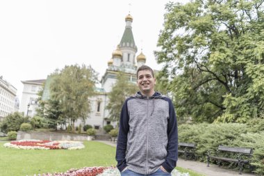 Sofya sokaklarında gülümseyen genç adam .