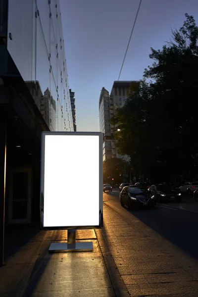 通りに空白の広告モックアップ 夜の街のポスター掲示板 — ストック写真