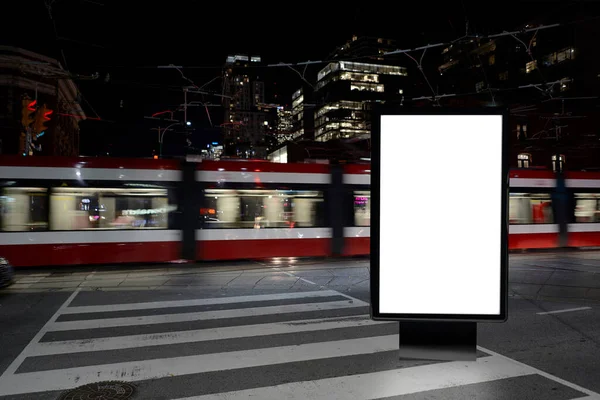 Sokakta boş reklam modelleri var. Gece arkaplanındaki afiş panosu.