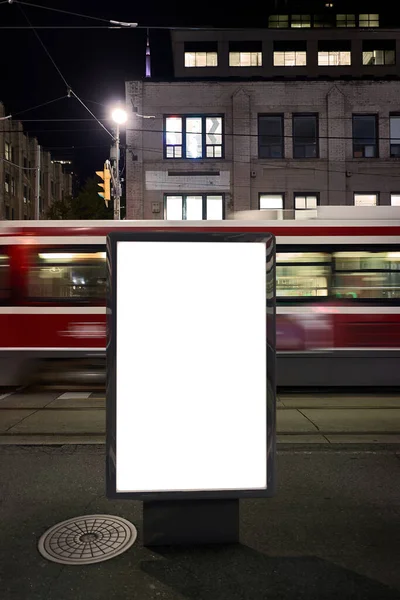 Κενό Διαφημιστικό Mockup Στο Δρόμο Αφίσα Αφίσα Στην Πόλη Νύχτα — Φωτογραφία Αρχείου