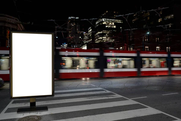 Mockup Publicitário Branco Rua Cartaz Cartaz Cidade Fundo Noite — Fotografia de Stock