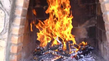 Barbeküde alevler. Yavaş çekim