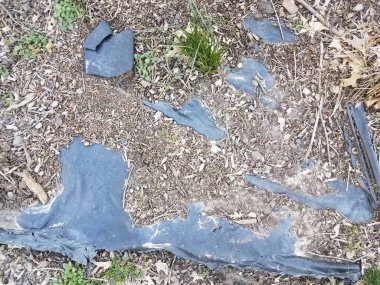 kahverengi malç ve siyah plastik peyzaj kumaş ve yabani ot