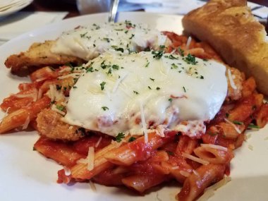 eritilmiş peynir ve makarna ile ekmekli Tavuk