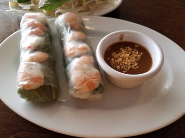 Karides ve daldırma soslu Vietnamca pirinç kağıt rulolar