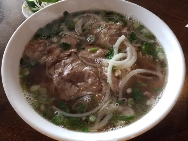 Bol de soupe vietnamienne de boeuf et d'oignon — Photo