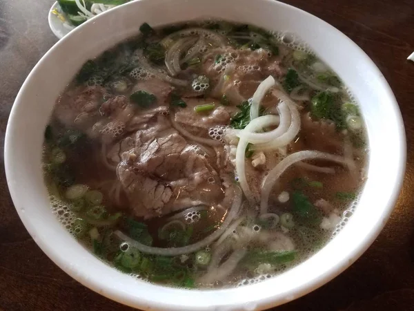 Schüssel vietnamesische Rindfleisch- und Zwiebelsuppe — Stockfoto