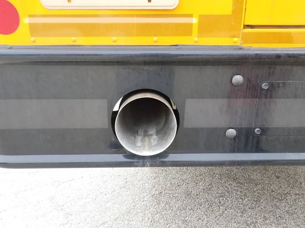 バスの後部にスクールバス排気管チューブ — ストック写真