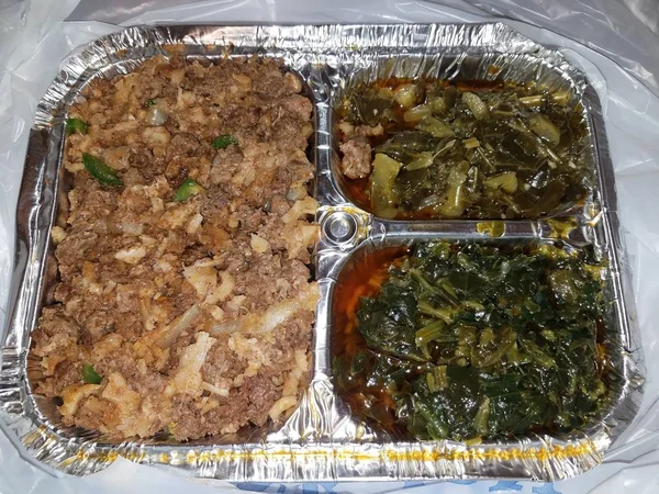 Metallschale mit äthiopischem Rindfleisch und Kutteln mit Gemüse — Stockfoto