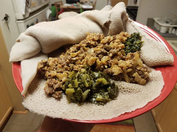 Comida etíope carne bovina e tripa com verduras e pão — Fotografia de Stock