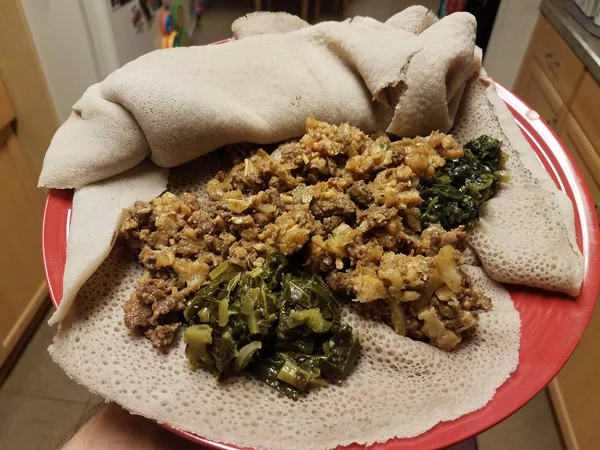 Alimentos etíopes carne de res y callos con verduras y pan — Foto de Stock