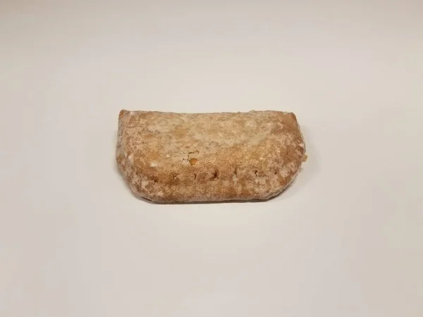 Солодкий наповнений пиріг на білій поверхні з цукровим покриттям — стокове фото