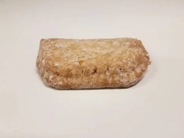 Γλυκό γεμάτο πίτα σε λευκή επιφάνεια με επικάλυψη ζάχαρης — Φωτογραφία Αρχείου
