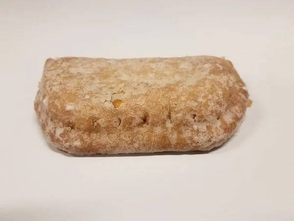 Pastel relleno dulce en la superficie blanca con recubrimiento de azúcar — Foto de Stock