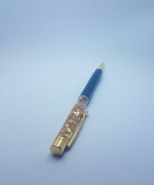 Altın pul veya nuggets beyaz zemin üzerine kalemle