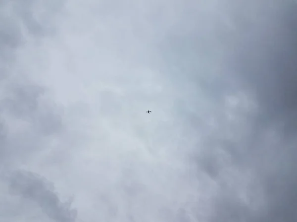 Flugzeug oder Flugzeug, das am Himmel mit Wolken fliegt — Stockfoto