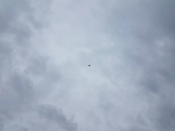 Avión o avión volando en el cielo con nubes — Foto de Stock