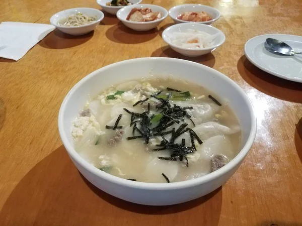 Korean soup with dumplings and seaweed on table — Stock Photo, Image