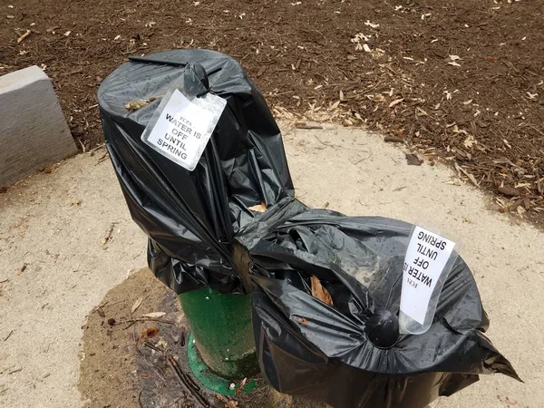 Water is uitgeschakeld tot voorjaar aanlog-zwarte plastic dopje op Drinkfontein — Stockfoto