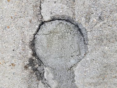 dairesel delik dolu gri çimento duvar