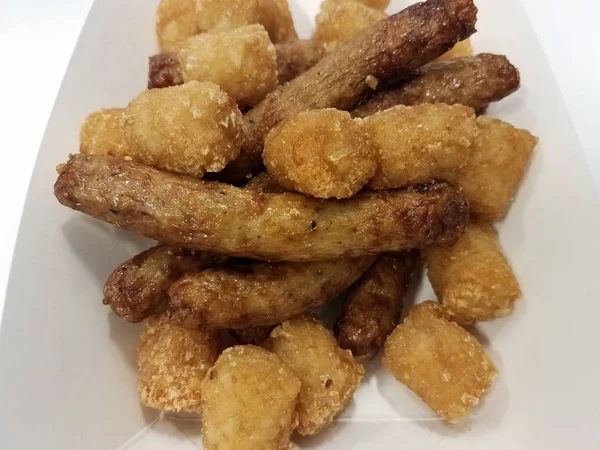 Konteyner içinde hindi sosis ve patates tots patates