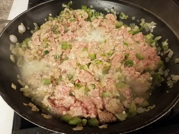 Carne macinata di tacchino e cipolle e peperoni in padella sul fuoco — Foto Stock